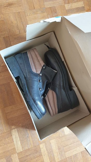 Neuf chaussures de sécurité en cuir taille 38 BACOU