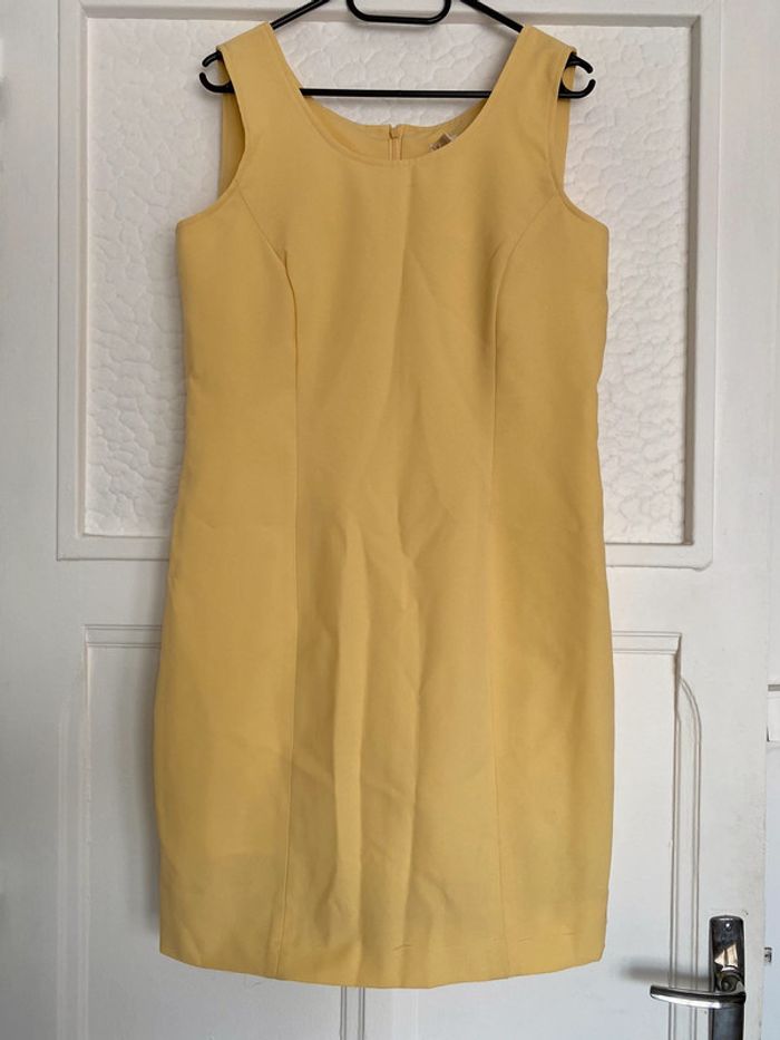 Robe droite sans manches jaune pâle clair