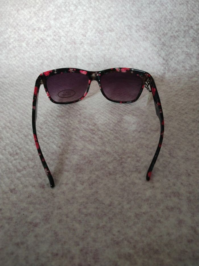 Superbe paire de lunettes de soleil  Jennyfer uv 400 - photo numéro 6