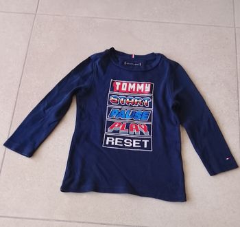T-shirt manches longues marine taille 4 ans Tommy Hilfiger.