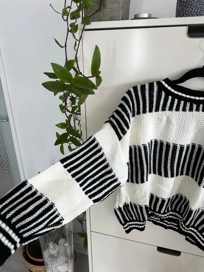 Pull noir et blanc - neuf - photo numéro 2