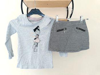 4 ans ensemble teeshirt tex (3-4 ans) et jupe Kiabi (4 ans)