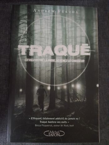 livre grand format - Traqué