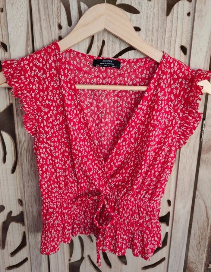 Top court fleuri rouge et blanc - Effet taille smockée et lien à nouer - Taille XS Bershka - photo numéro 6