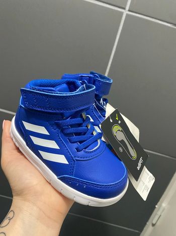 Basket taille 22 neuve