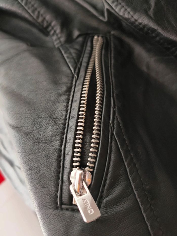 Veste en cuir synthétique perfecto ONLY onlgemma noir taille 40 L excellent état - photo numéro 5