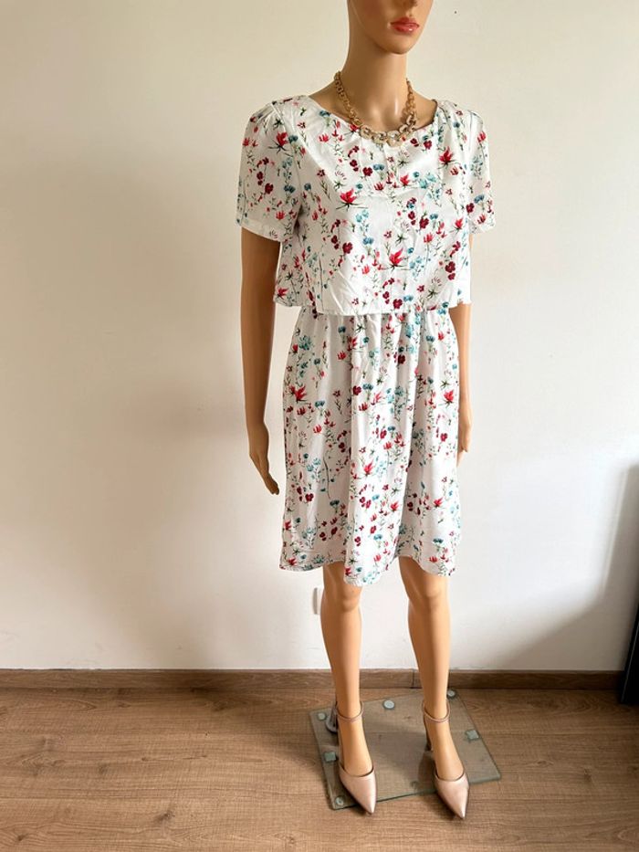 Robe blanche et fleurie à manches courtes Naf Naf taille 38 jamais portée - photo numéro 4
