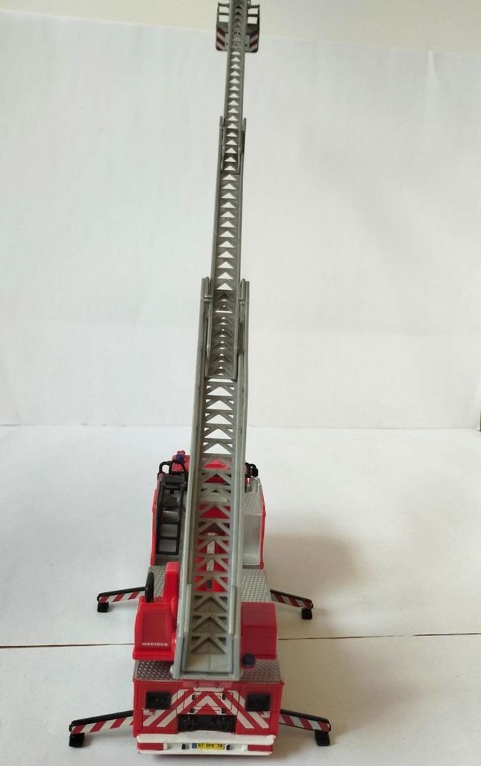 2 camions de pompiers Burago 1/50 - photo numéro 7