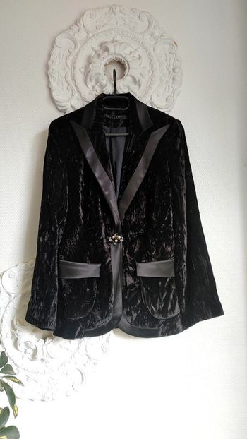 Veste en velours noir broche en perle