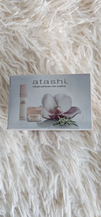 Crème illuminatrice régénérante atashi neuf.