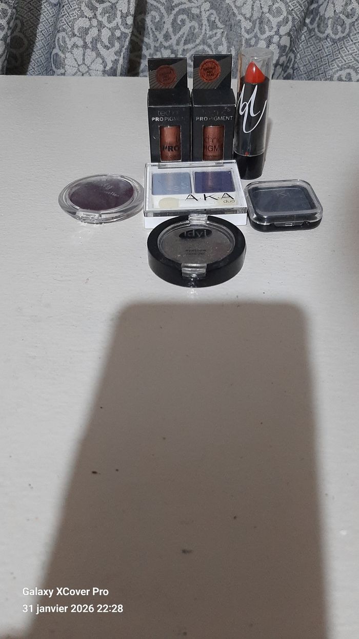 Lot maquillages - photo numéro 1