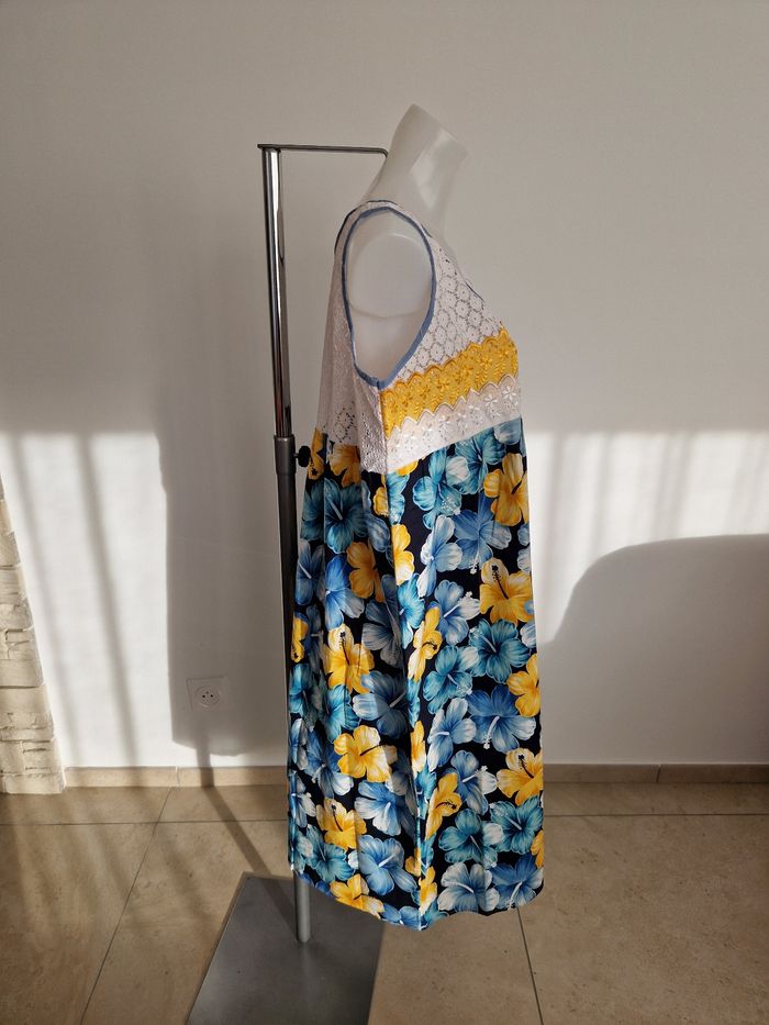 Robe polynésienne bleu marine à motif hibiscus avec détail dentelle - photo numéro 6