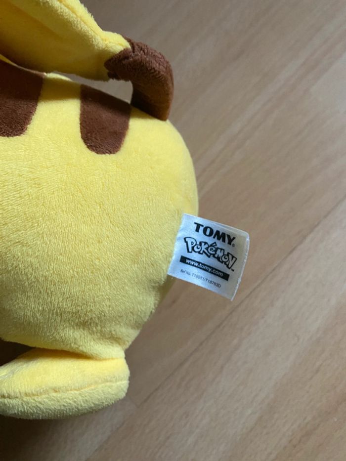 Peluche Pokemon pikachu avec casquette de Sacha - photo numéro 3