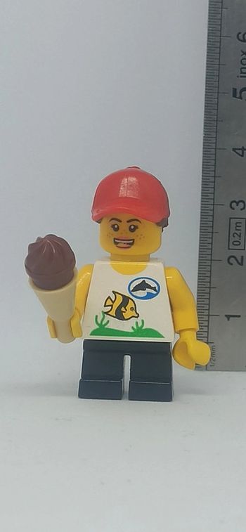 Enfant fille avec glace lego