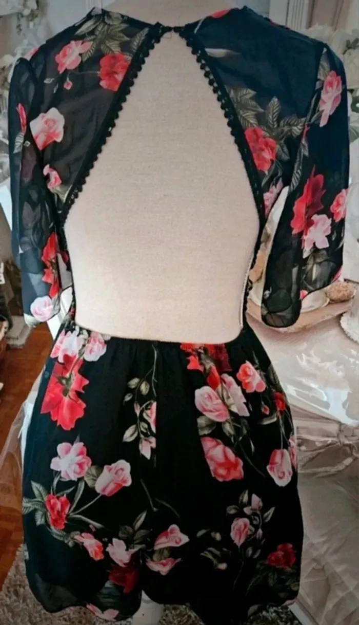 Combi short noir fleurs rouges dos nu Taille 36/38 Neuf - photo numéro 2