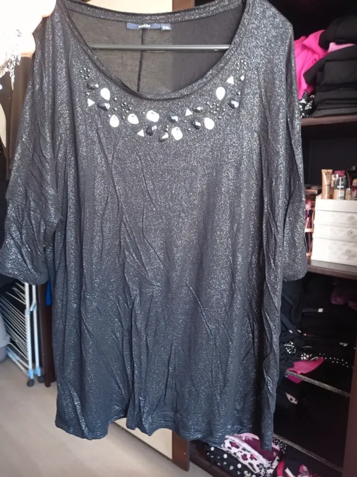 T-shirt manche courte noir pailletés avec diamants sur le devant - photo numéro 2