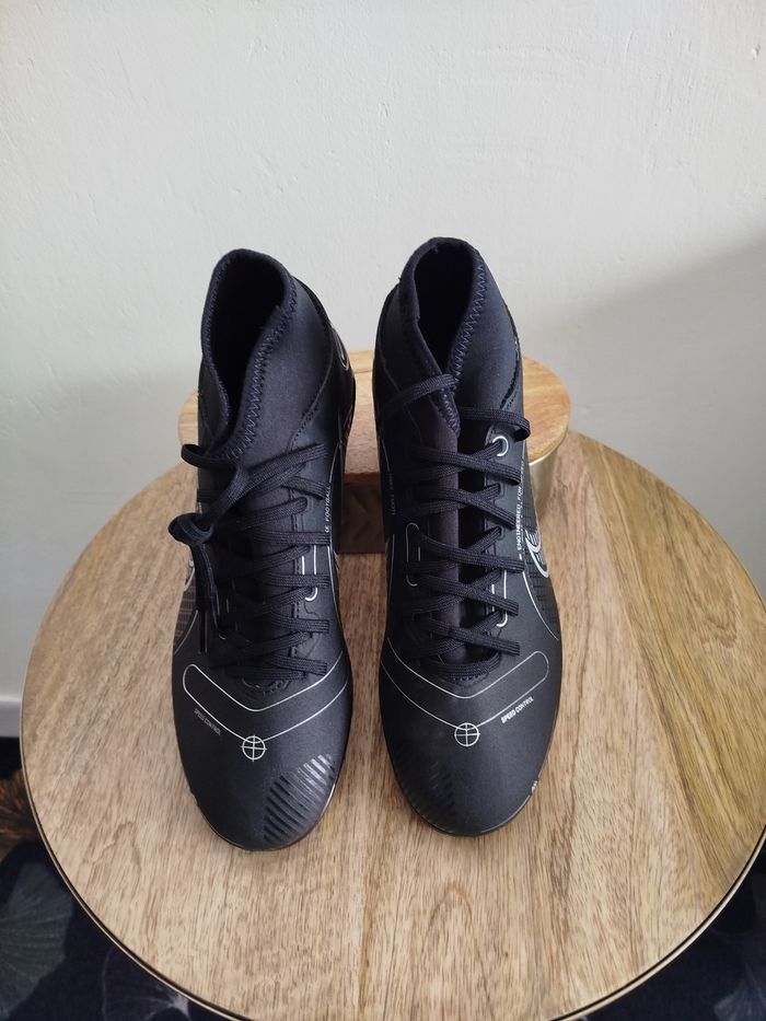 Crampons Nike T 39 - photo numéro 2