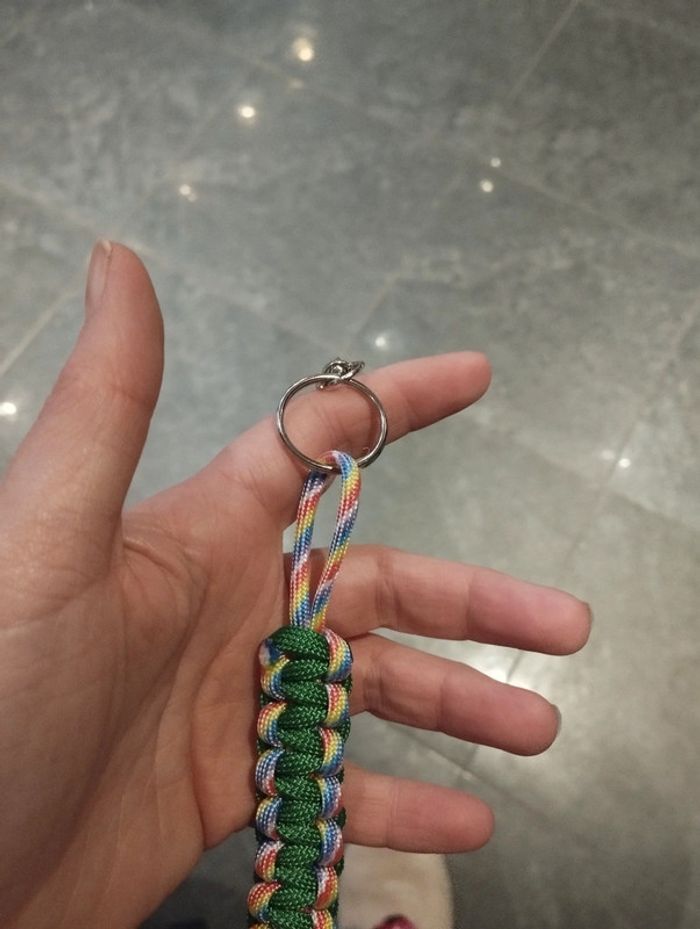 Porte clés en paracorde fait main vert et multicolore - photo numéro 6