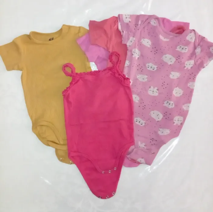 Lot bodies bébé - photo numéro 1