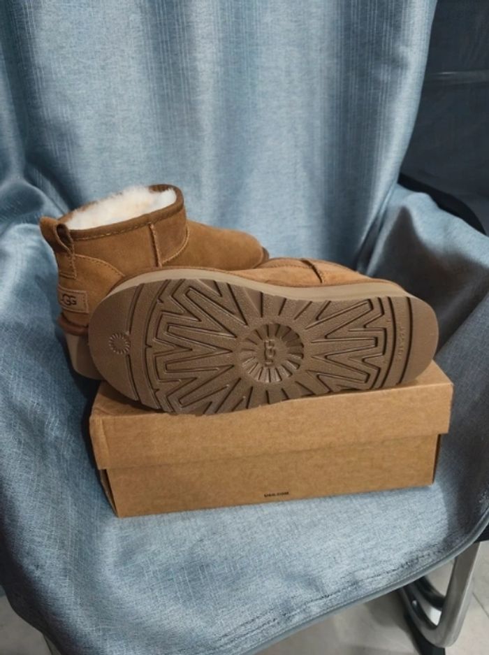 Bottes de neige courtes à talons hauts UGG, pointure 40 - photo numéro 4