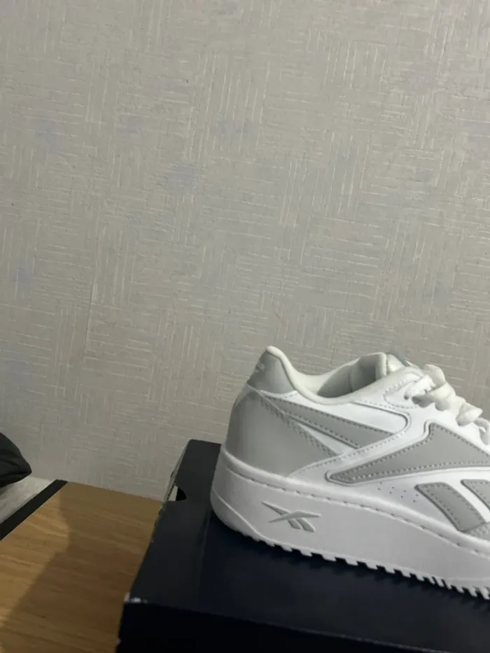 Baskets blanches grises Reebook ATR Chill 37 - photo numéro 2