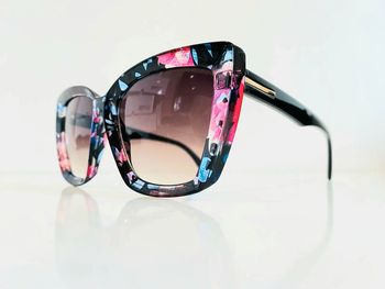Lunette de soleil femme fleurie bras noirs verres dégradés UV protection catégorie 3