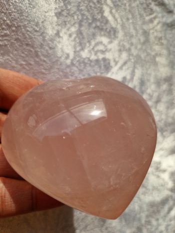Coartz rose de Madagascar forme cœur neuf 261g