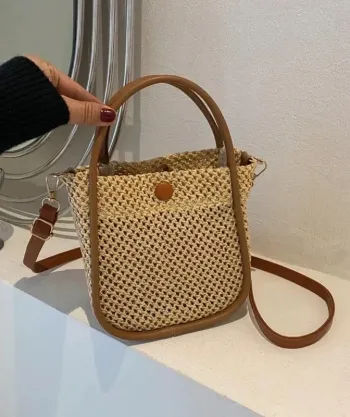 Petit sac à main avec bandoulière en paille tressée marron