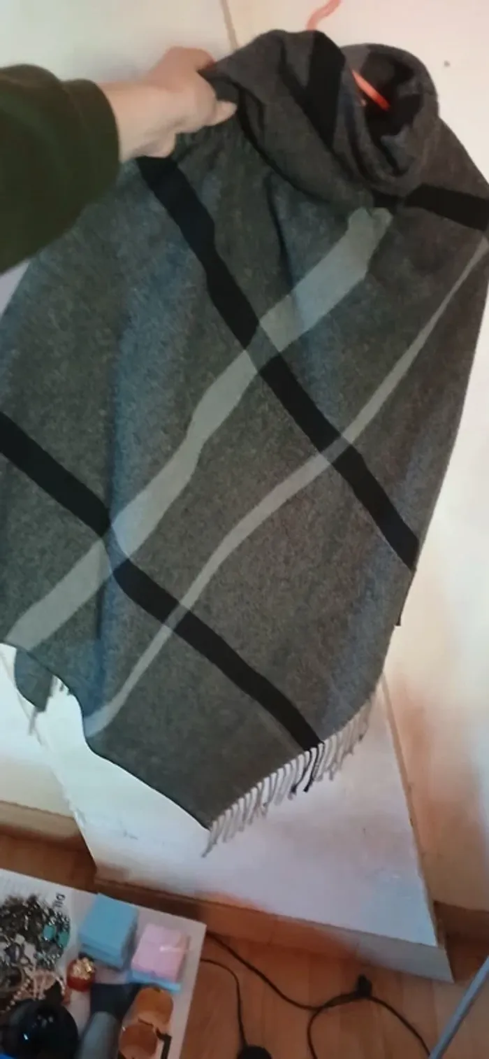 Châle noir blanc gris - photo numéro 2