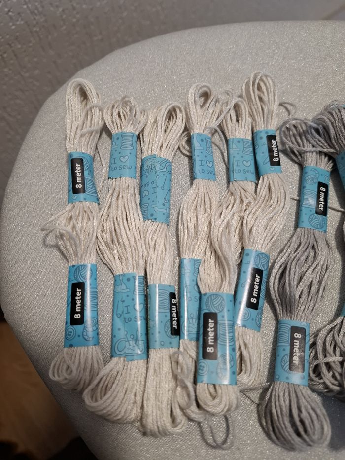 Joli lot de 50 échevettes différents tons de gris/blanc coton 8 m neuf - photo numéro 2