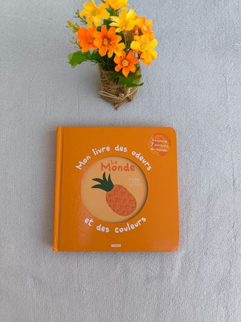 Livre à sentir Le monde Auzou