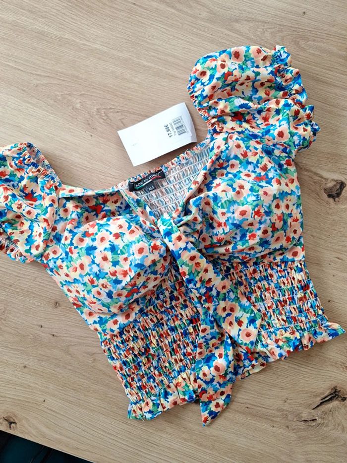 Crop top fleuri taille m/l neuf avec étiquette - photo numéro 3