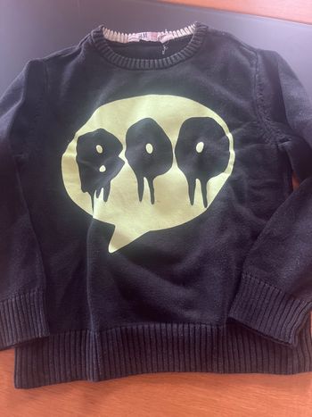 Pull noir avec logo fluo