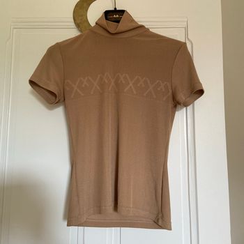 Tee shirt a col doré