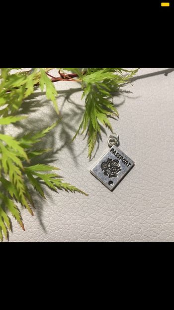 pendentif fantaisie métal argenté passeport voyage vacances