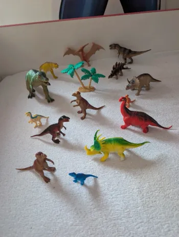 Gros lot de dinausore 15 pièces