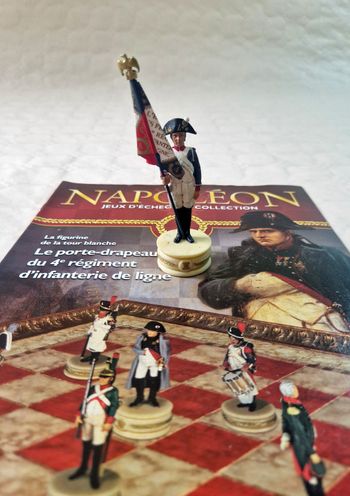 Figurine  , Napoléon , jeux d'échec de collection  , le porte drapeau du 4eme régiment d'infanterie de ligne