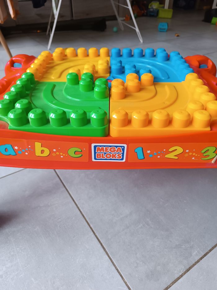 Table d'activités Mega bloks - photo numéro 2