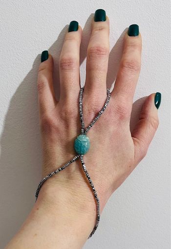 Bijou de main amulette scarabée Hématites et Amazonite