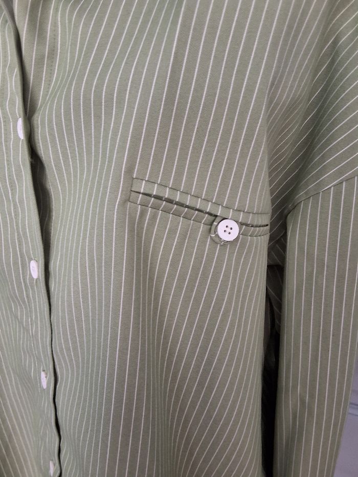 Chemise longue et large, couleur vert et rayures blanches,  taille S/M - photo numéro 2