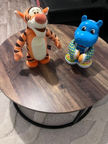 Lot de 4 jouets pour enfant en bon état, parfait pour s’amuser et développer l’imagination.