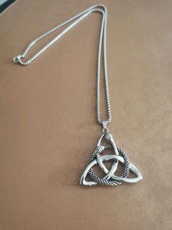 Collier et pendentif spirituel noeud celtique serpent