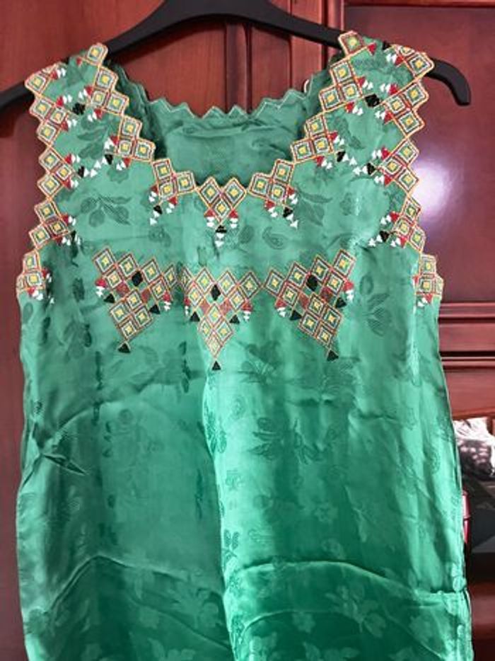 Robe kabyle brodé pour femme, tissu satiné vert - photo numéro 3