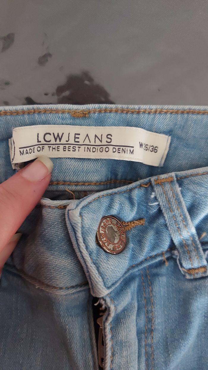 Jeans troué - photo numéro 4