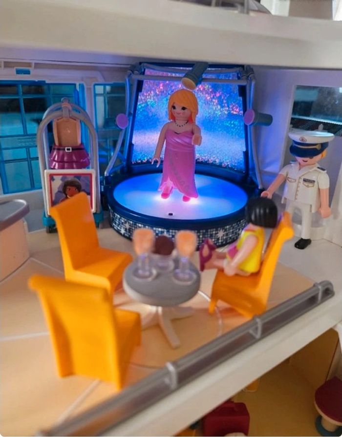 Playmobil Bateau de croisière + scène artiste + moteur - photo numéro 2