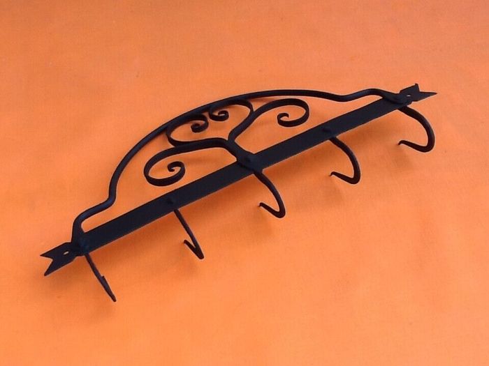 Support mural XIXème à Cochonnaille (XIXème) Fer forgé à décor motifs de volutes - photo numéro 5