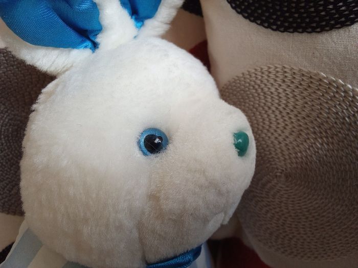Doudou lapin Blanc et  bleu Pampers  bicolore rayé rayures peluche lapine lapereau  tête blanche peluche col bleu vintage ancien 1991  d'occasion  utilisé - photo numéro 7