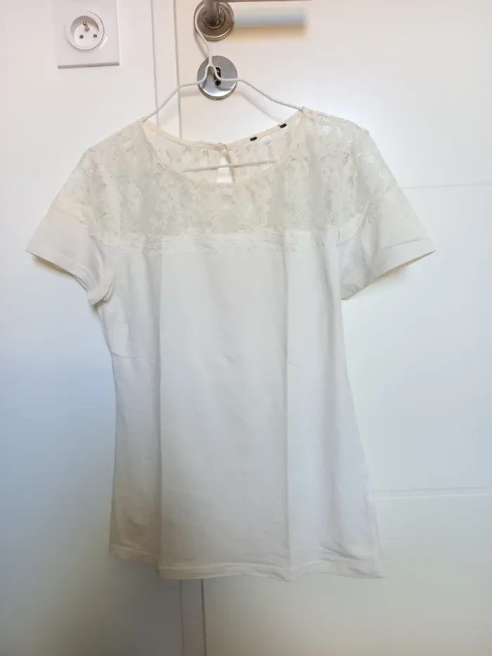 Tee shirt blanc avec dentelle