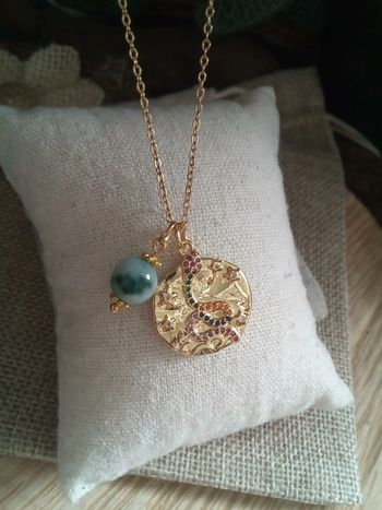 Collier médaillon serpent en zircons et pierre de jade