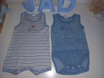 Lot 2 bodies sans manches garçon excellent état taille 6 mois